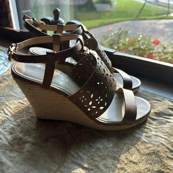 Michael Kors Womens Darci Espadrille Wedges Platforms
Sandals Heels-Size 7M - Picture 7 of 8